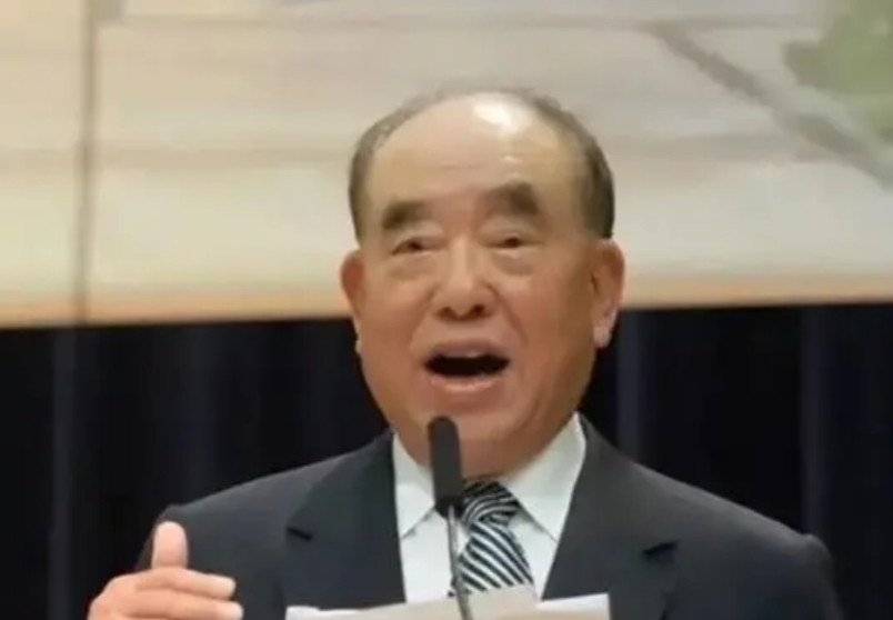 1999年4月3日，郝柏村与家人坐飞机回江苏扫墓时，机场围满了对他呛声的民众，一