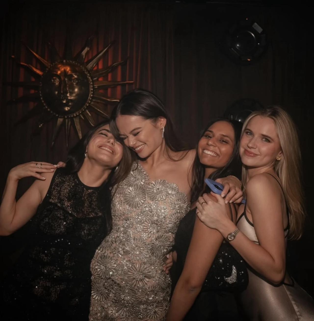 11月18日，邓文迪的大女儿格蕾丝庆24岁生日，和男友以及好闺蜜一起相聚。邓