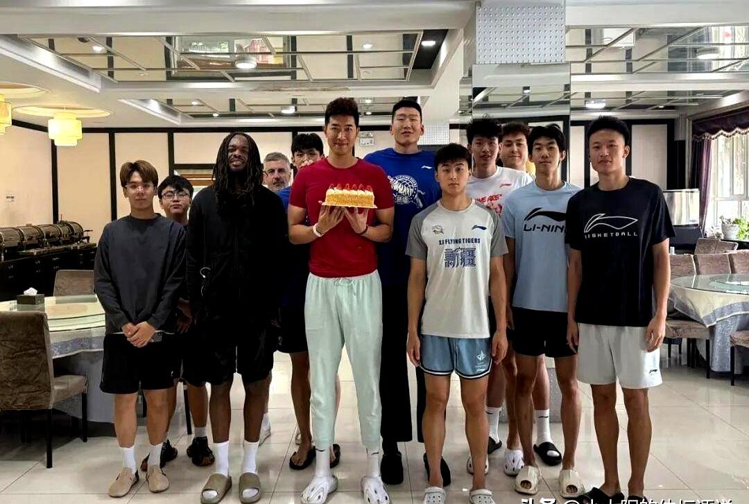 吴冠希生日当天，新疆队一大半人都在去青岛体测的路上。剩下几个免测的和外援陪他切