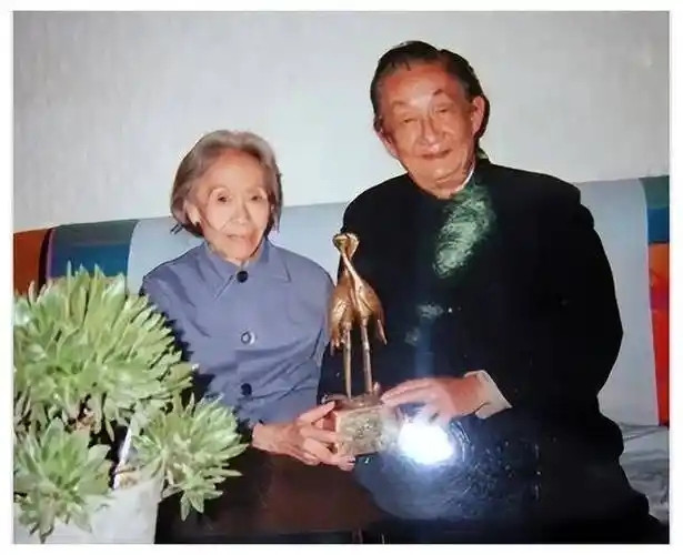 1960年，周总理请溥仪吃饭，席间，溥仪看了一旁的女子好几次，周总理注意到后，就