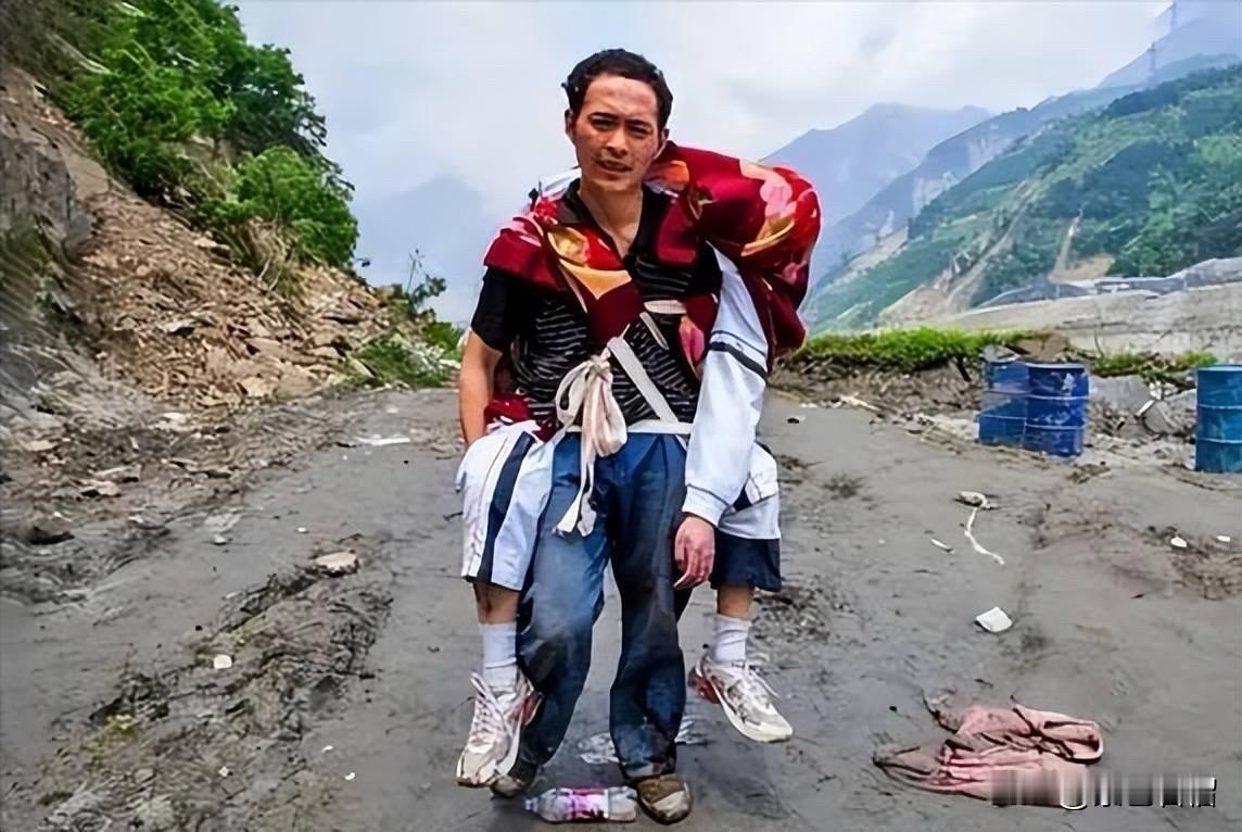 18年前的这几张照片曾感动了无数人！照片中的这个中年男子叫程林祥，四川水磨镇人。