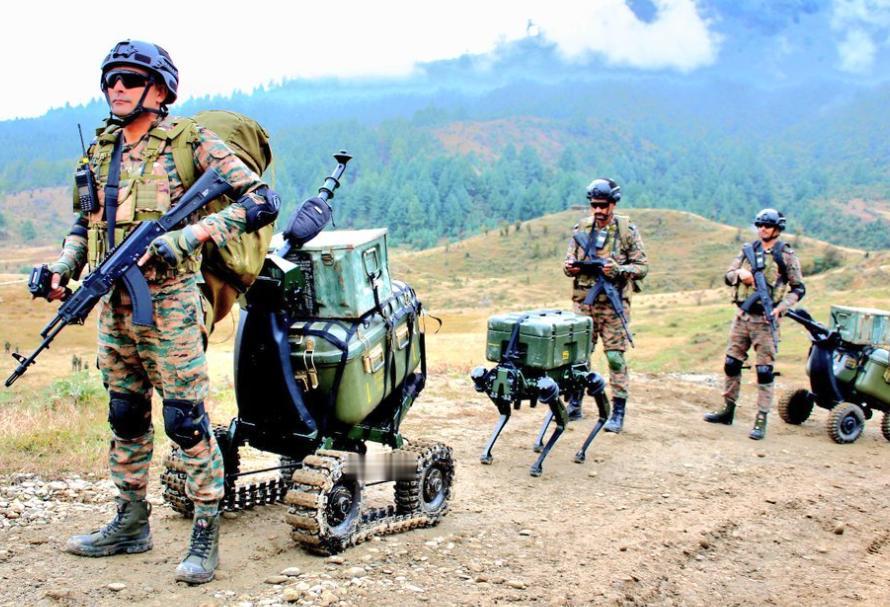 印度军队在三军联合军演中，展示的单兵动力小拖车、遥控机器狗、新型高原全地形车，表