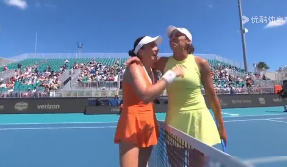 上次碰面，郑钦文被揍得够惨。一发成功率只有38%，双误高达10次。那不是输，