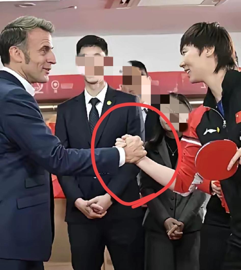马克龙握着王曼昱的手叫板：乒乓球打不过你，扳手腕我可不服！这一幕也太圈粉了