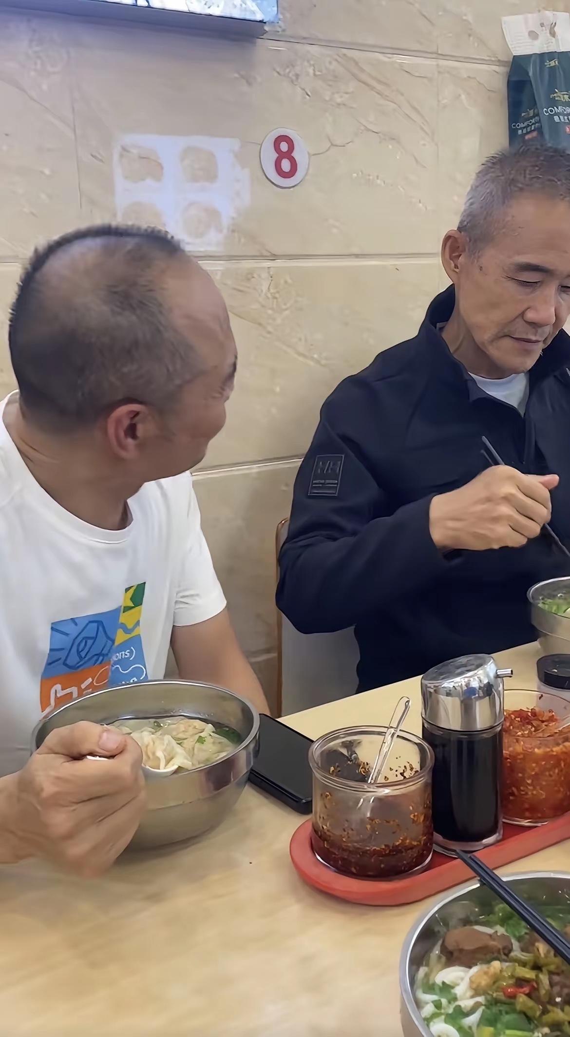 7月11日，王石晒生活记录，去三十年老店吃牛腩面，感受烟火气息。然后，又在村