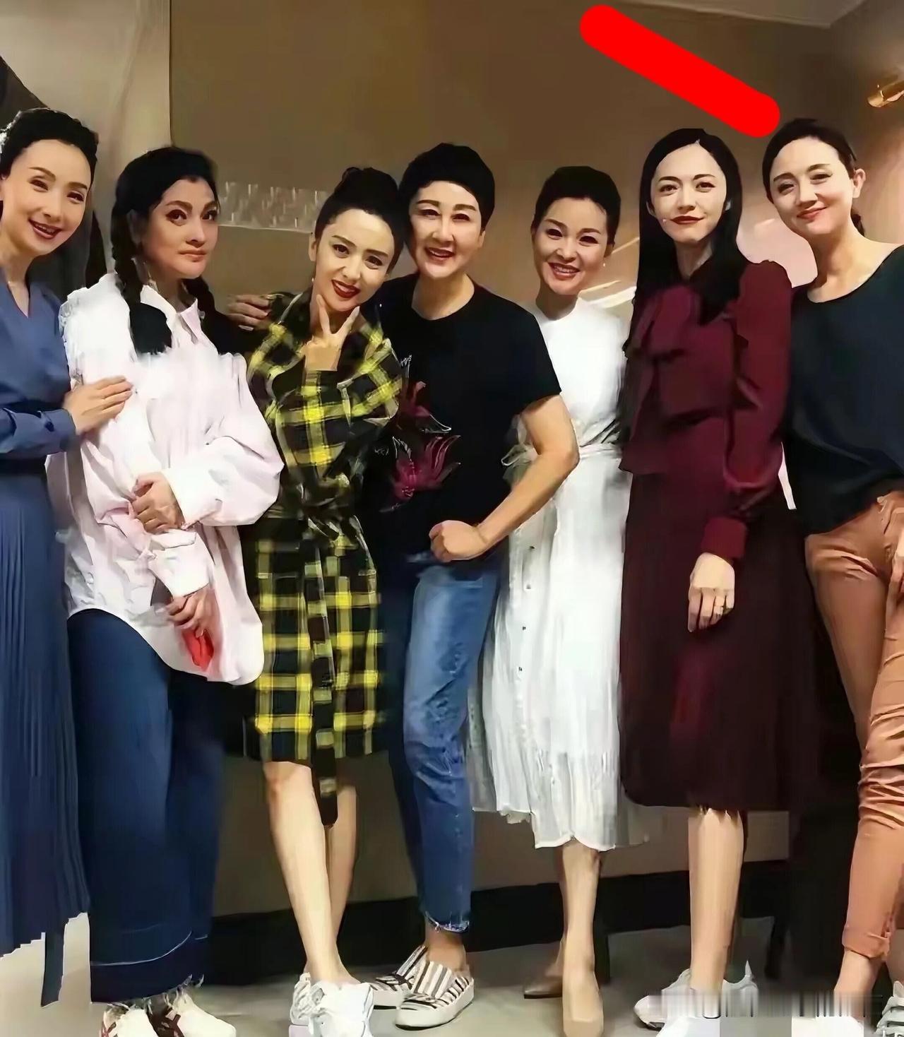 7位女明星的合影里，朱媛媛的颜值不是最好看的那一个，但她属于气质最好的一位。像她