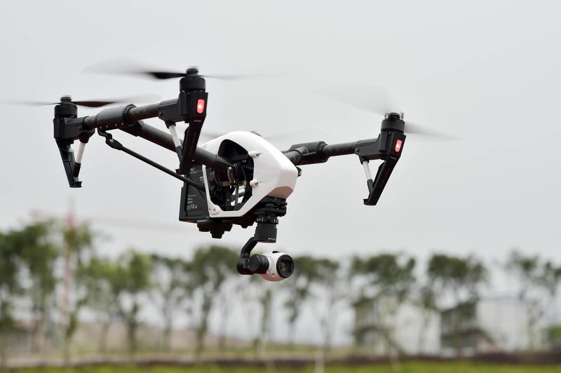 吓出冷汗！黑飞无人机距客机仅800米，背后50台破解机流窜10余省家人们敢