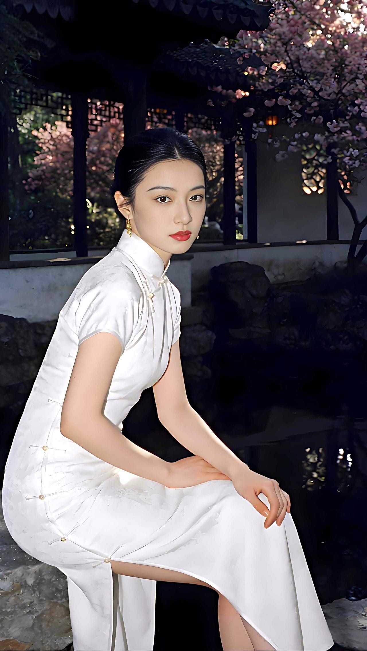 月白旗袍映庭芳，眉眼间尽是东方韵致。