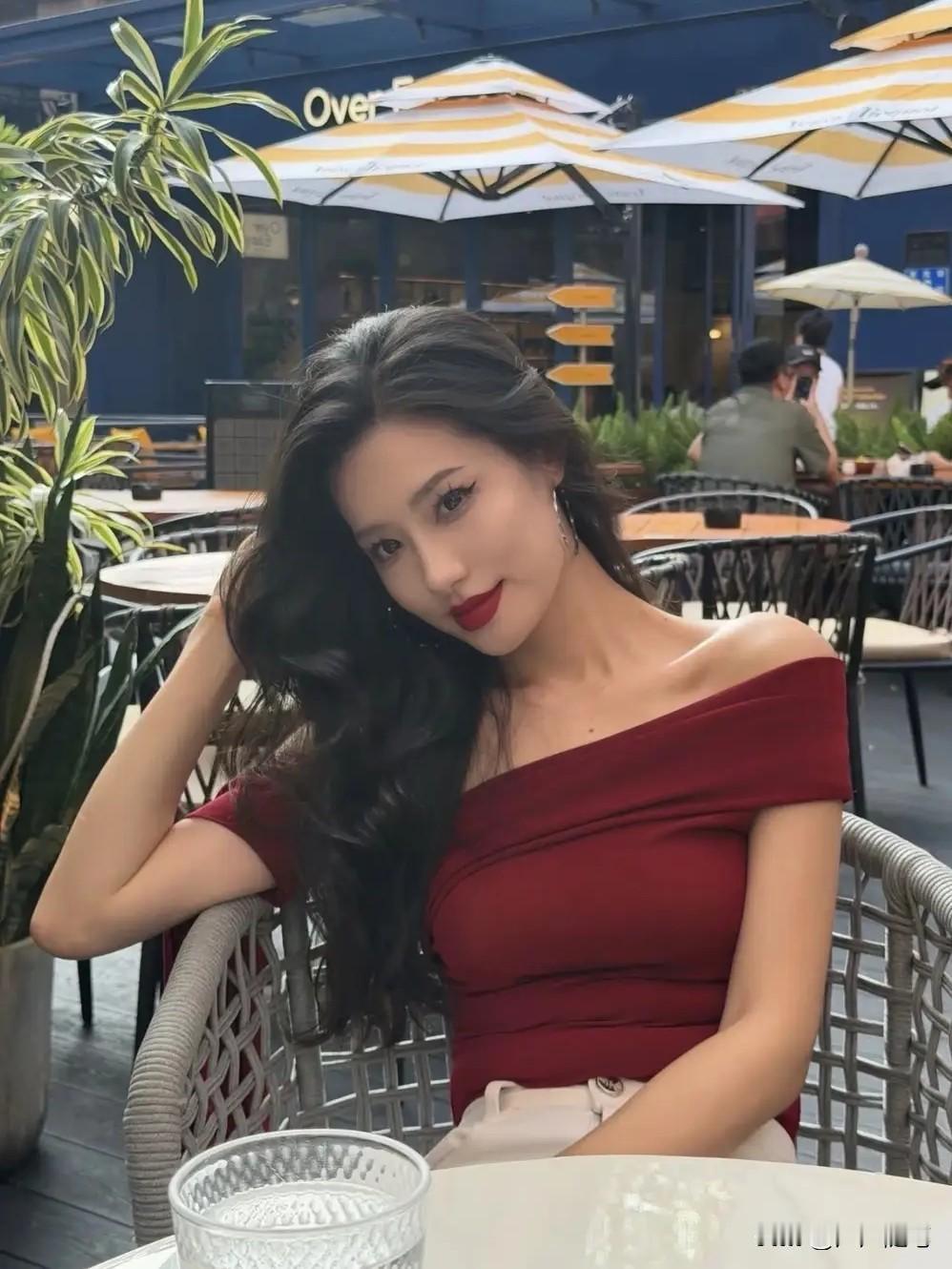 这样的女人最有魅力，大波浪烈焰红唇满分。