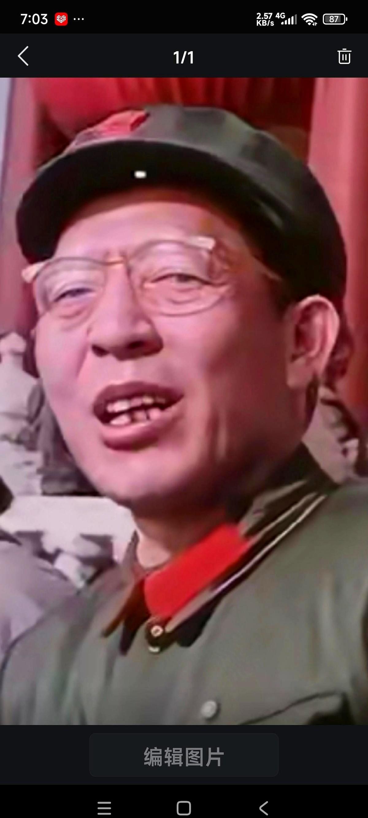 刷到这张老照片，第一眼不是好奇这人官多大，而是被这身“国防绿”给震了一下。真带