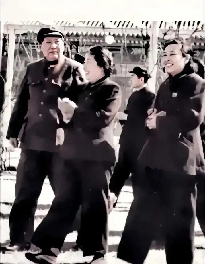 毛主席身旁这两位女性是谁啊？他们笑得都好开心啊！他们这是去哪里啊？毛主席身穿浅
