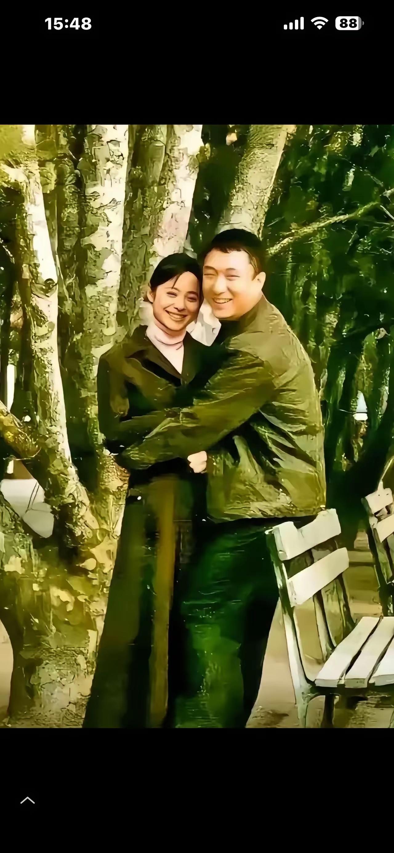 一张老照片孙漂亮我是一眼就看出来了他怀里的美女是谁啊？开始我以为是巩俐但