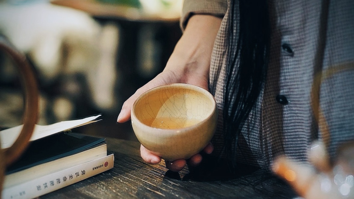 黑塞在《悉达多》里写：“没有过去，没有未来。一切都是本质和当下。”那个寻寻觅觅一生的悉达多，最终在一