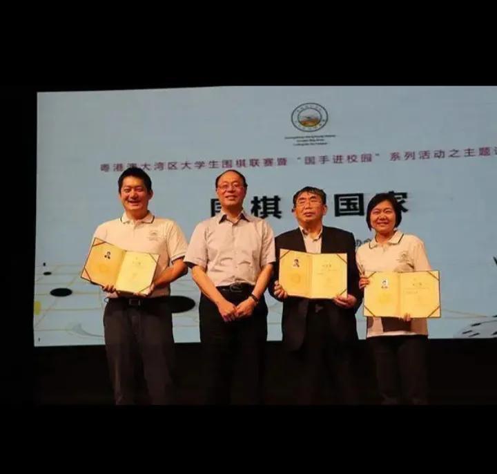 张璇不是一个爱记仇的女人，当年要嫁给常昊，聂卫平反对，可是张璇跟聂卫平的关系还是