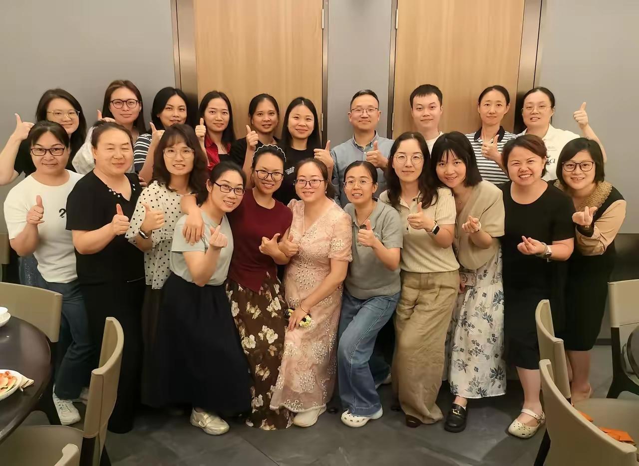 哇，这是某高中数学组的老师，21个老师只有2个男老师。数学组尚且如此，语文组、英