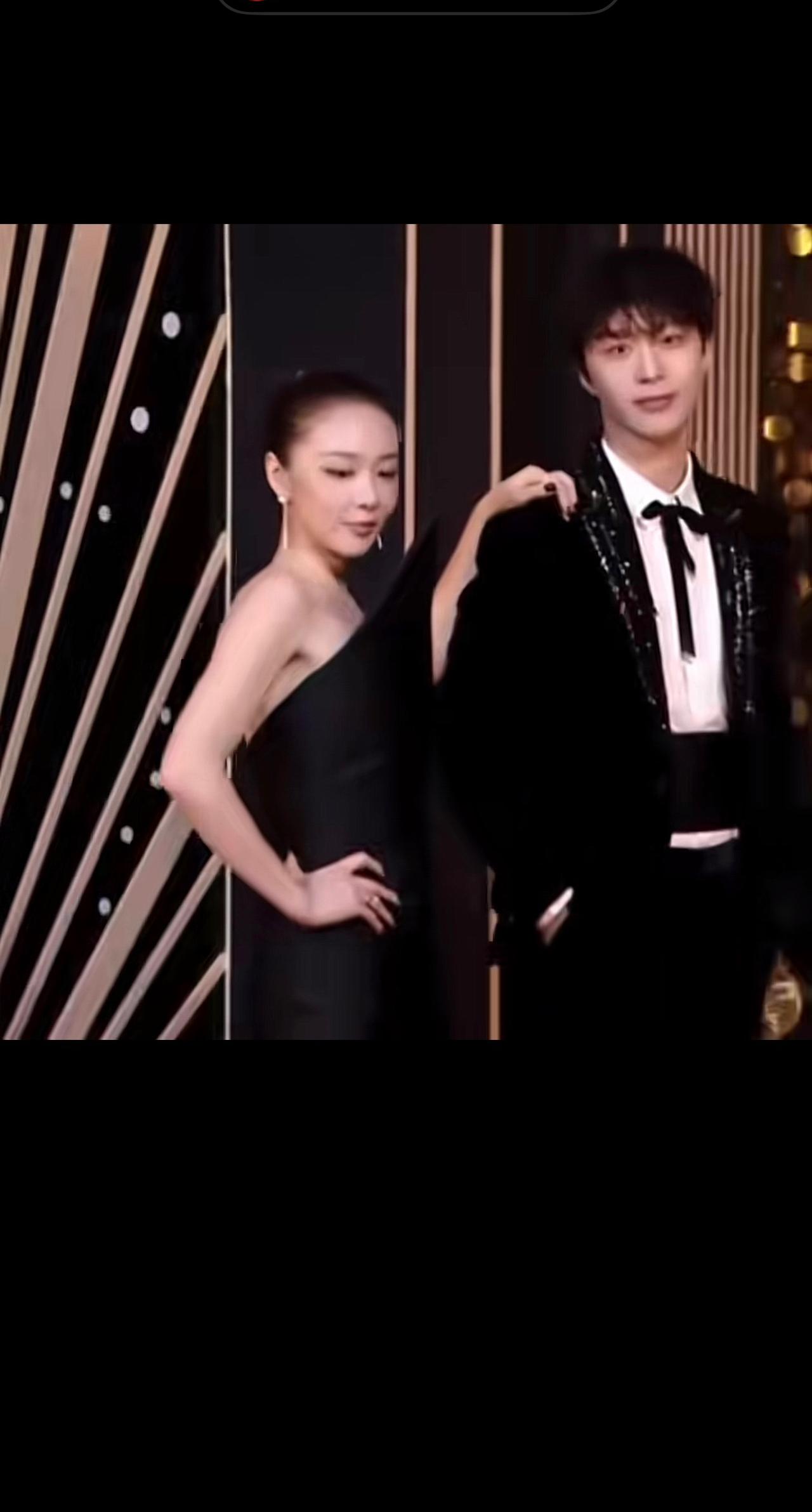 高叶咋想的，怎么穿这个衣服真的是要多丑，就有多丑啊一旁的范丞丞估计把这辈子所