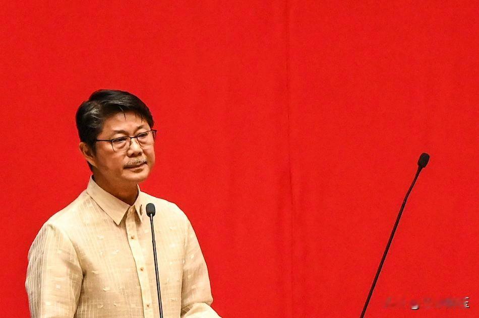 菲律宾众议院议长福斯蒂诺·“博杰”·迪重新组建了众议院资产、负债和净值报表审查委
