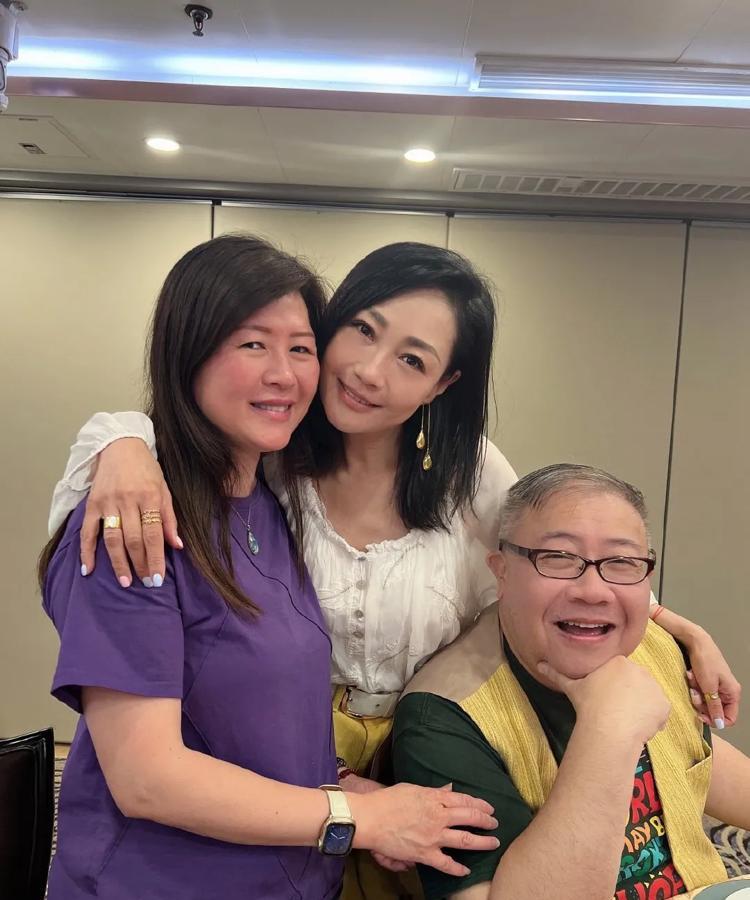 亚视都停播九年了，这帮老伙计还能凑一块啃大餐，属实有点东西。杨玉梅发的那堆照片里