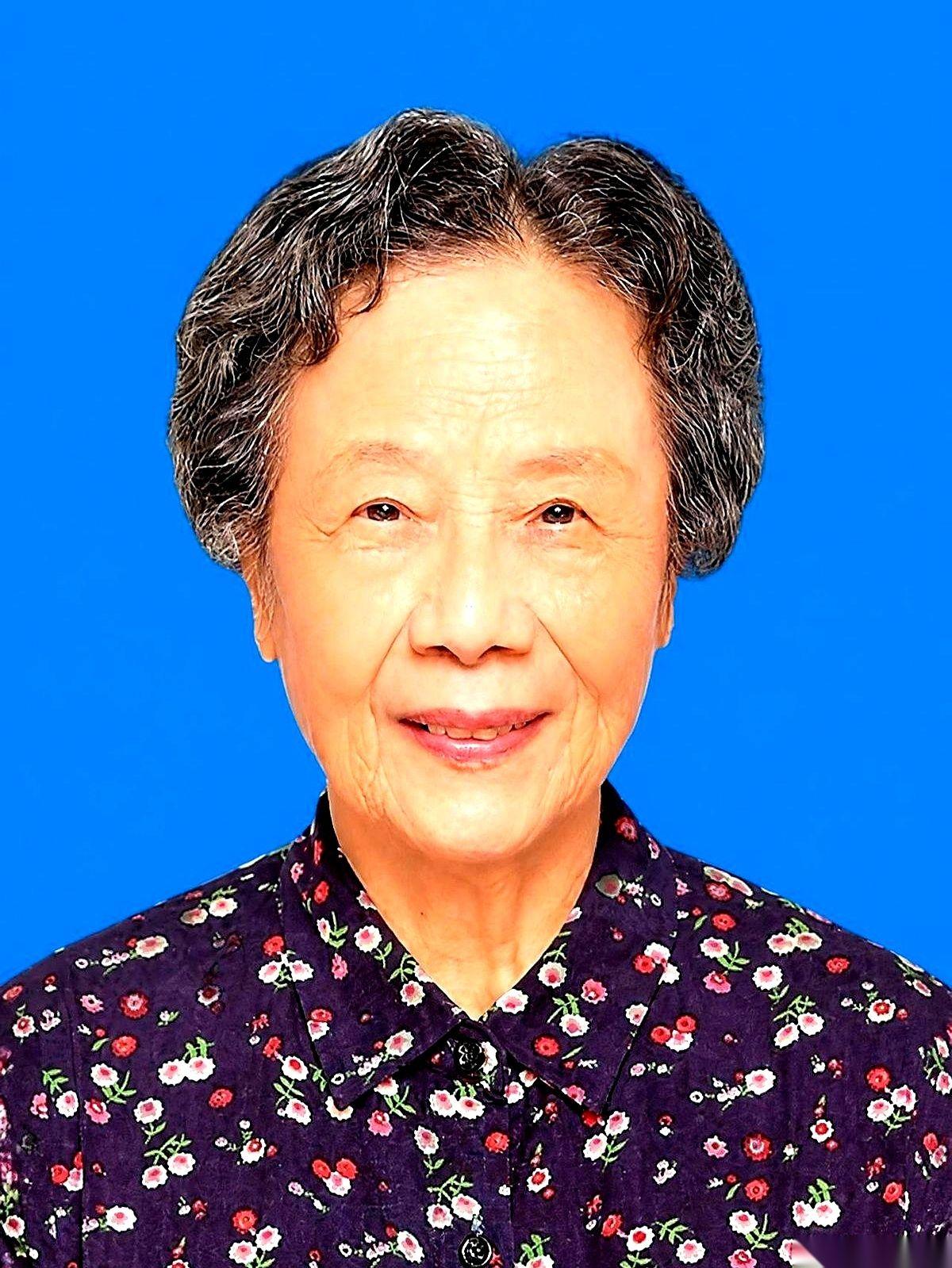 86岁，拿到市政府特批的“通关文牒”——特许她不退休。你敢信？我天天在工位上