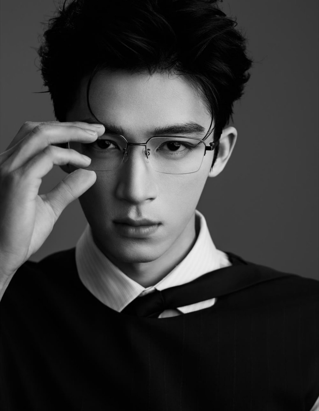 大人我认识个男生叫王星越你俩画功有的一比