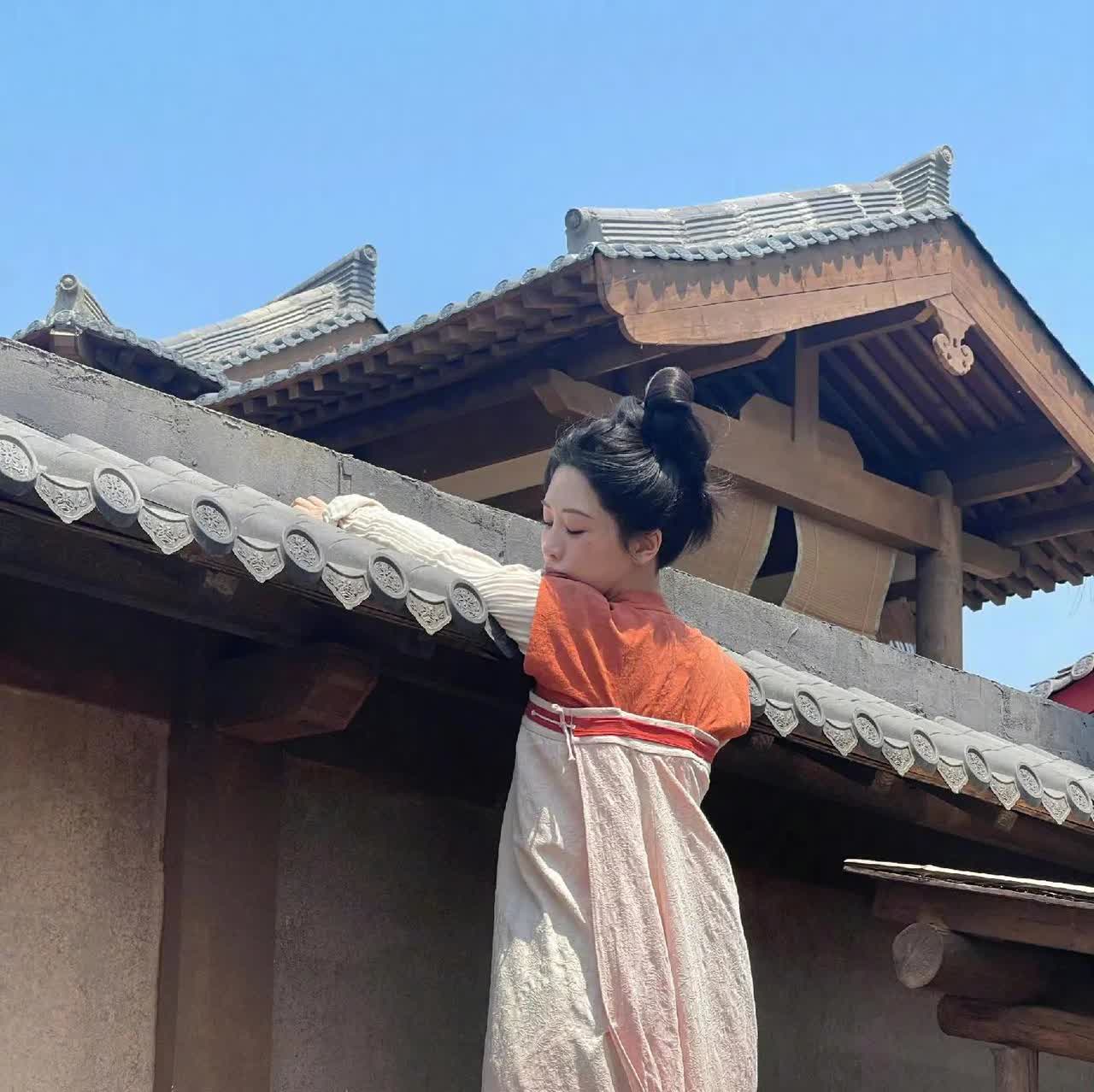 我说何惟芳的裙子怎么那么结实，怎么跑都不掉，原来是有这样的扣子。原来何惟芳那