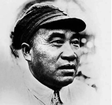 1935年长征途中，一炊事班长看到朱德正和几个小战士聊天，气呼呼地冲他喊道：过来