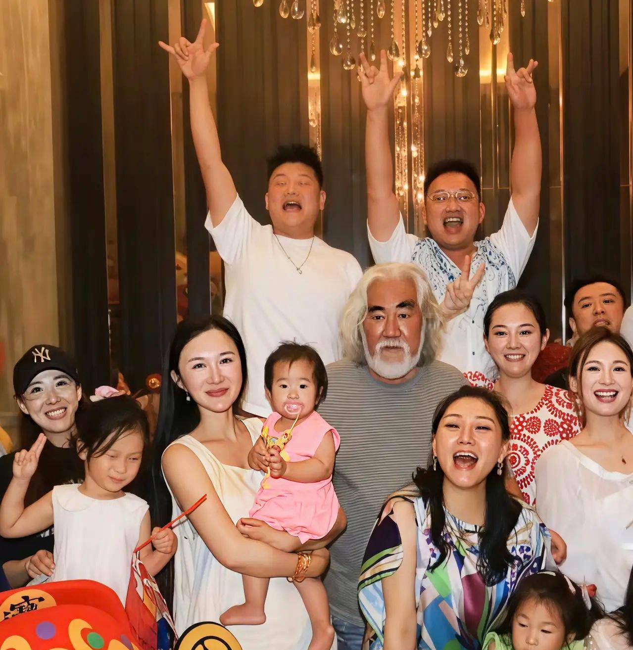 张纪中一家马来西亚过中秋，杜星霖又带娃又挡酒真忙乎！[比心]国庆中秋凑一块儿，