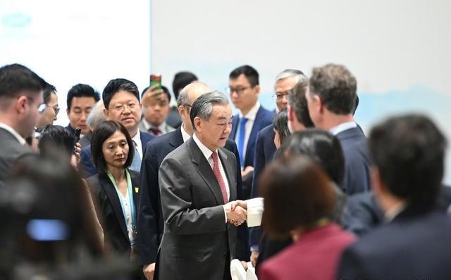 同王毅握手后，日媒：对华关系“破冰”，不到24小时，薛剑大使回应了。最近中日