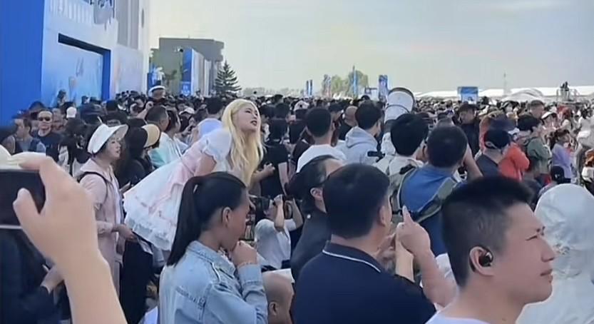 2025长春航展美女扛大炮“打飞机”，我以为吕布就天下无敌了，这是谁的部下……[
