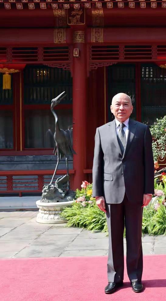 第1张相片是西哈莫尼国王的近照，西哈莫尼国王怎么胖成这样，真的认不出来了。20