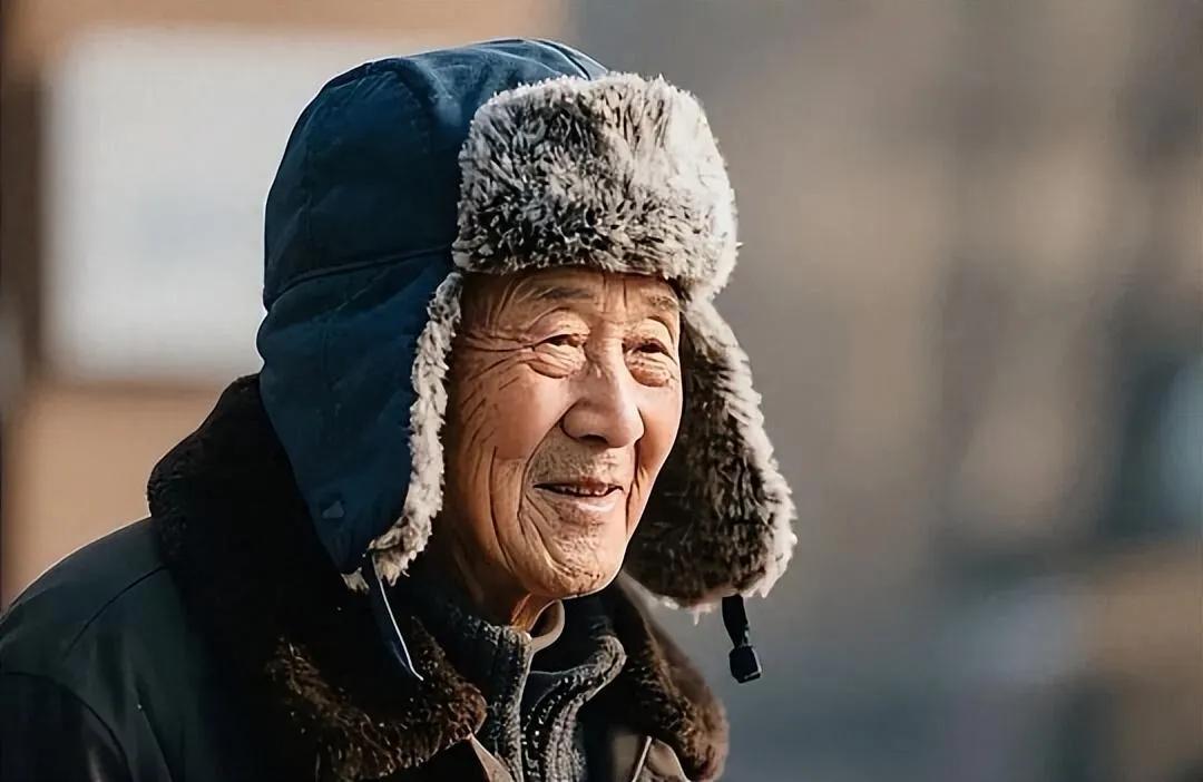 戴帽子会引发脑梗？医生含泪劝告：65岁以后，这5件事一定要注意网传戴帽子容易