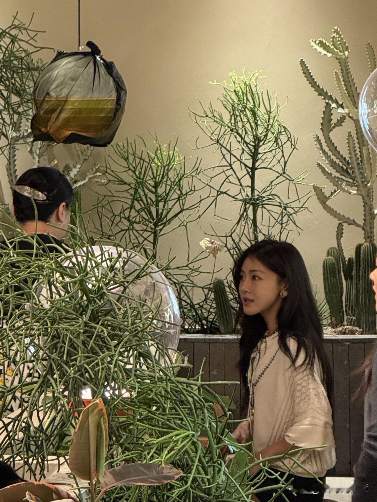 邓家佳原来这么瘦呢，不过是真好看～～今天小姨妈邓家佳现身重庆南坪的一家火锅店，在