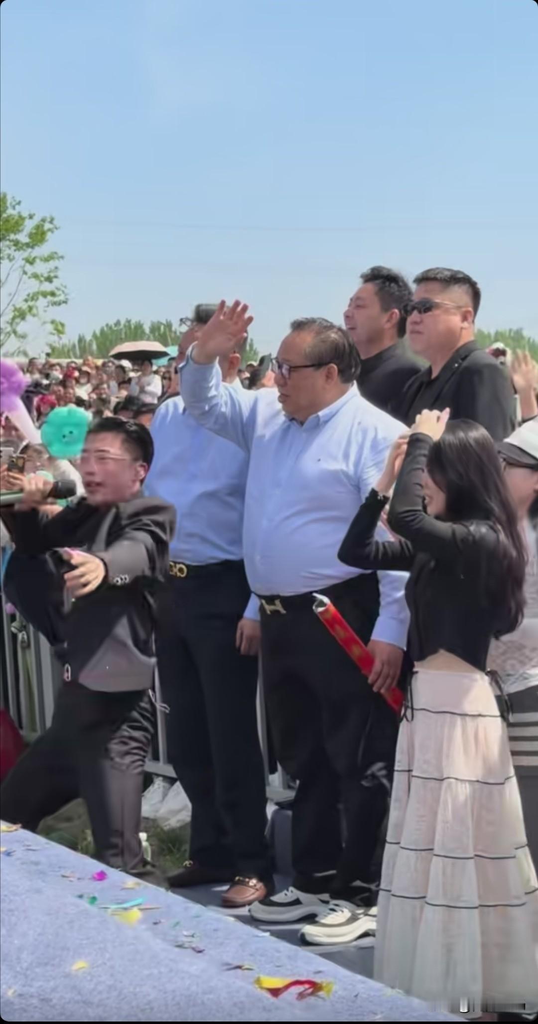 说起郭有才，那可是山东菏泽实打实的骄傲！这哥们儿真是从泥地里爬出来的，摆过地摊、