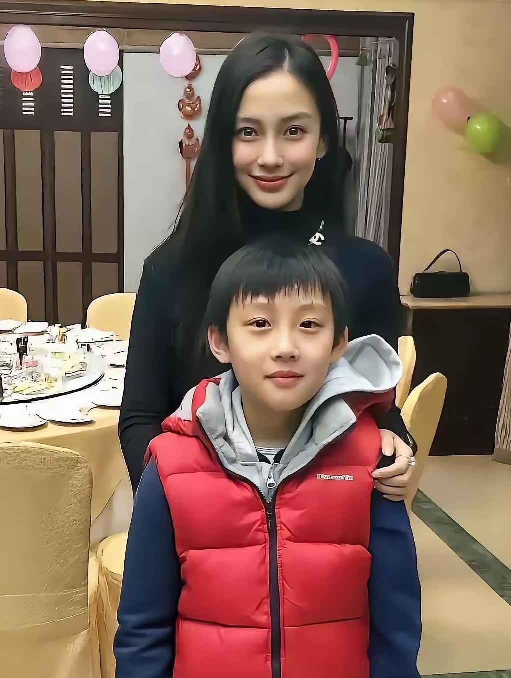 小海绵一露面就惊艳众人！完美继承黄晓明和杨颖的高颜值基因，五官精致立体，笑容阳光
