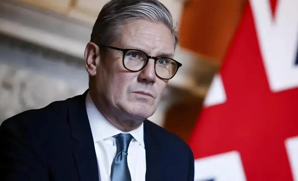 不装了，摊牌了！英国国防大臣约翰在议会宣布要派1000名士兵进入乌克兰时。