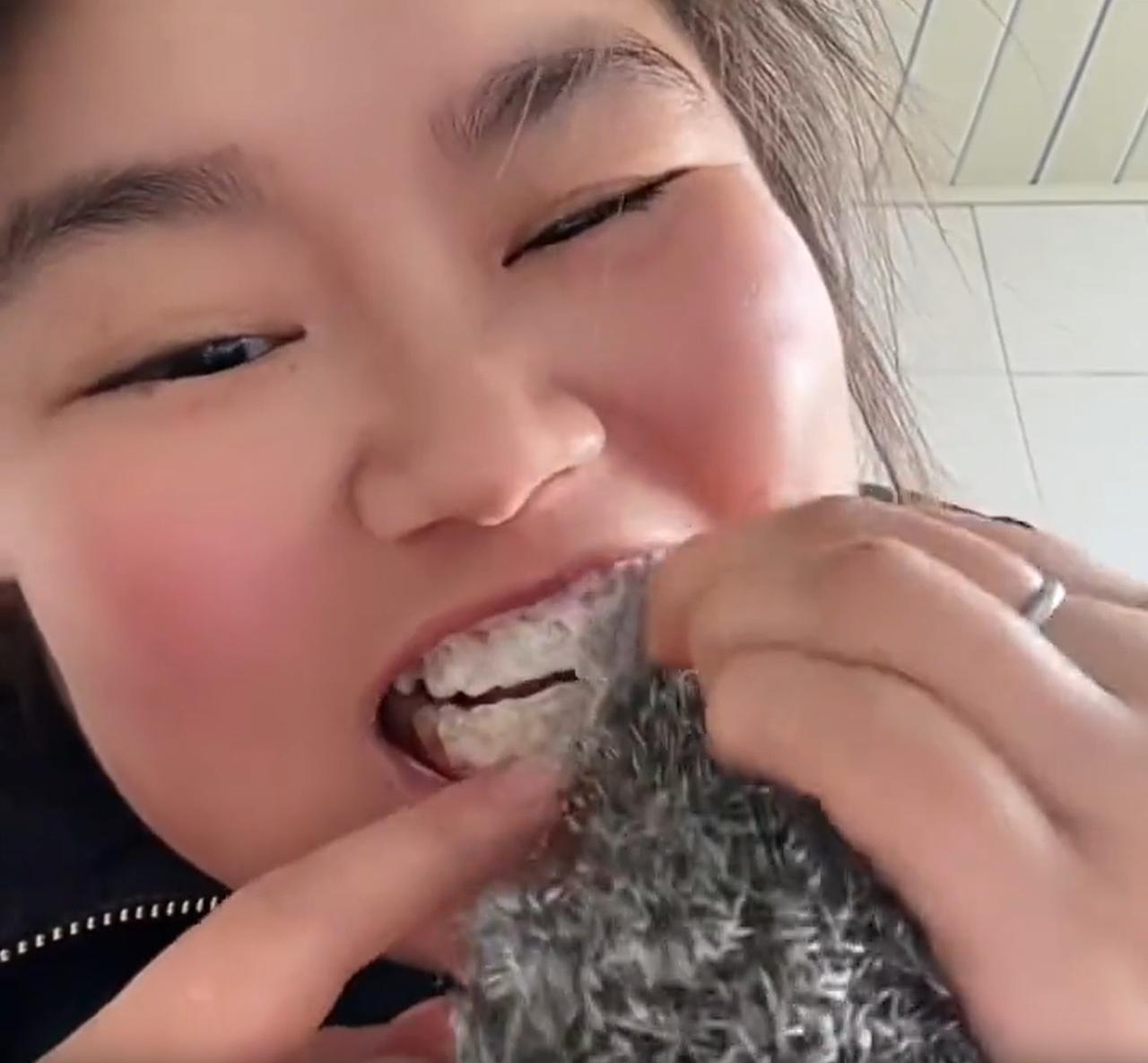 是个狠人！一女子因为牙齿有点黄，用普通牙刷觉得不够劲，没效果，竟然灵机一动直接拿