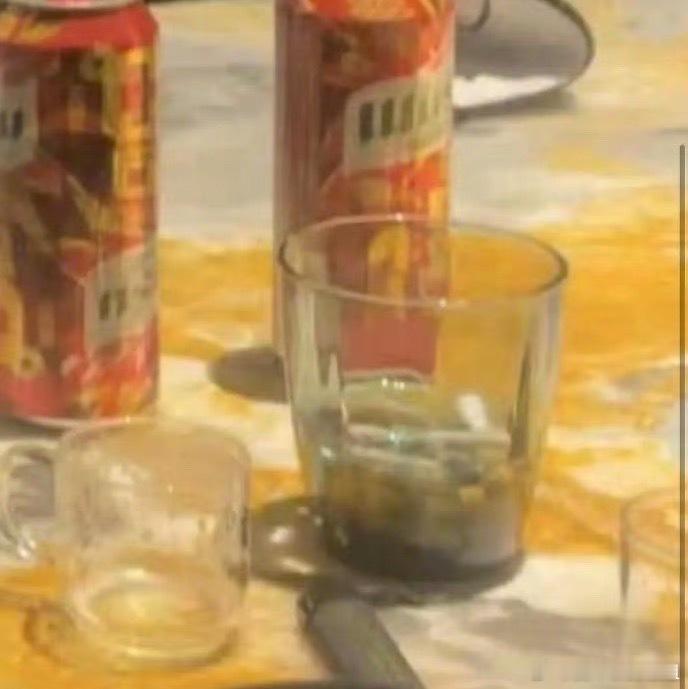 许凯拿酒店喝水杯当烟灰缸人怎么能没素质到如此地步？？[汗]​​​