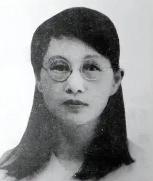 1909年，16岁的白薇和婆婆发生了矛盾，丈夫一句话没说，拿起板凳重重砸向她的后