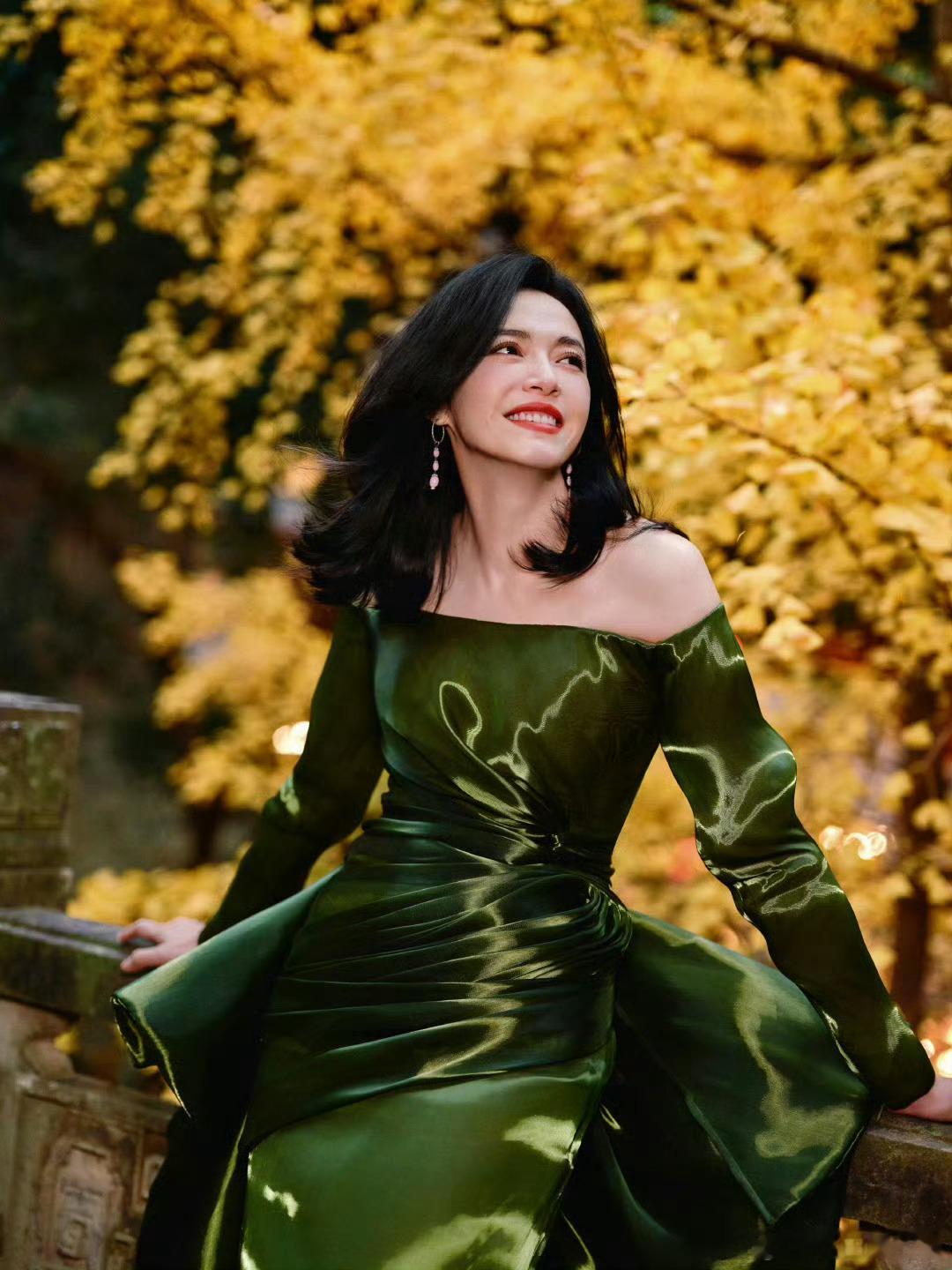 姚晨唱世界赠予我的好听姚晨这唱功藏得太深了！唱《世界赠予我的》台风稳健，嗓音自