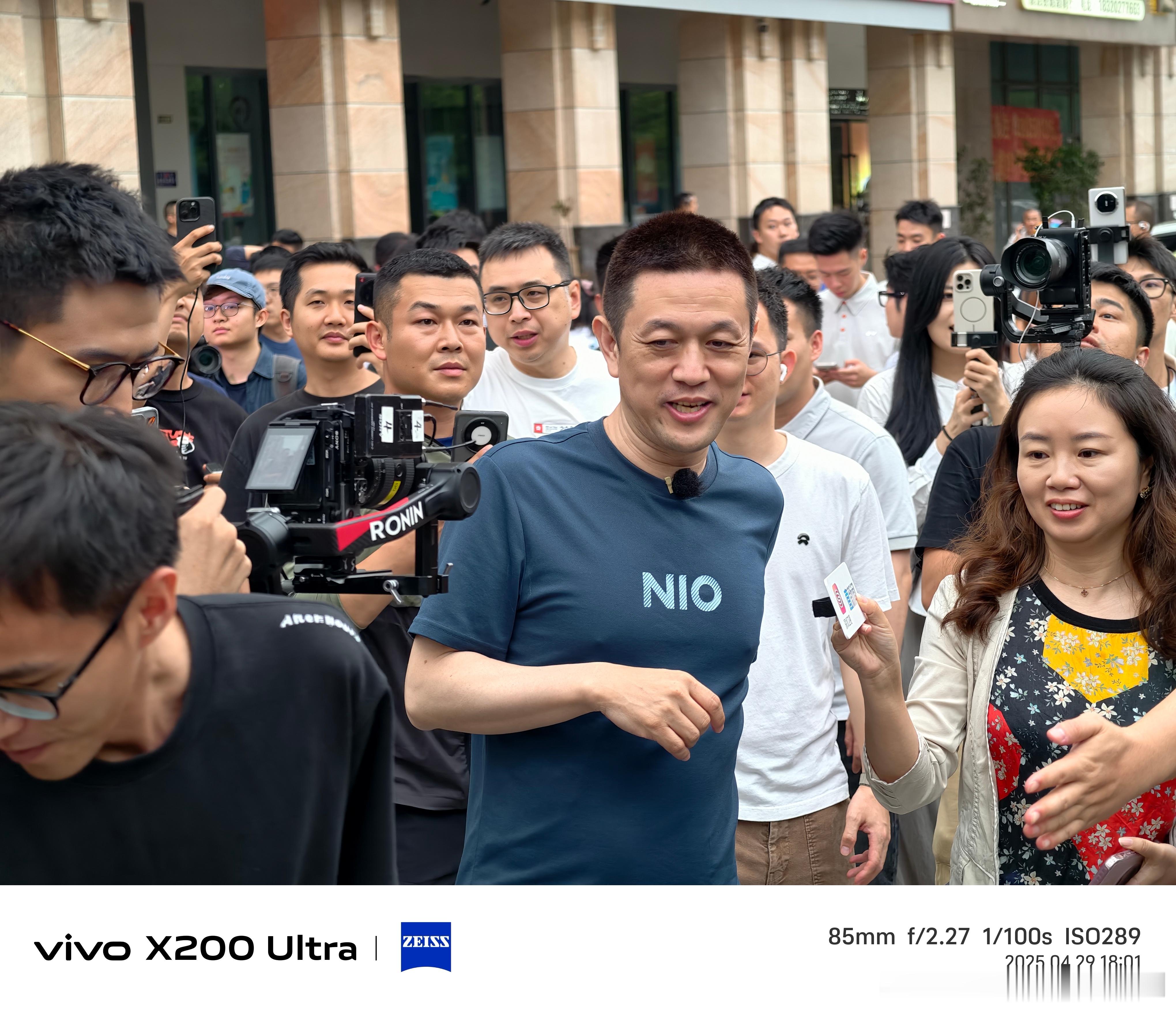 现场见证广东换电县县通达成斌CEO继续营业每个县都有蔚来换电站广东换电县县通​