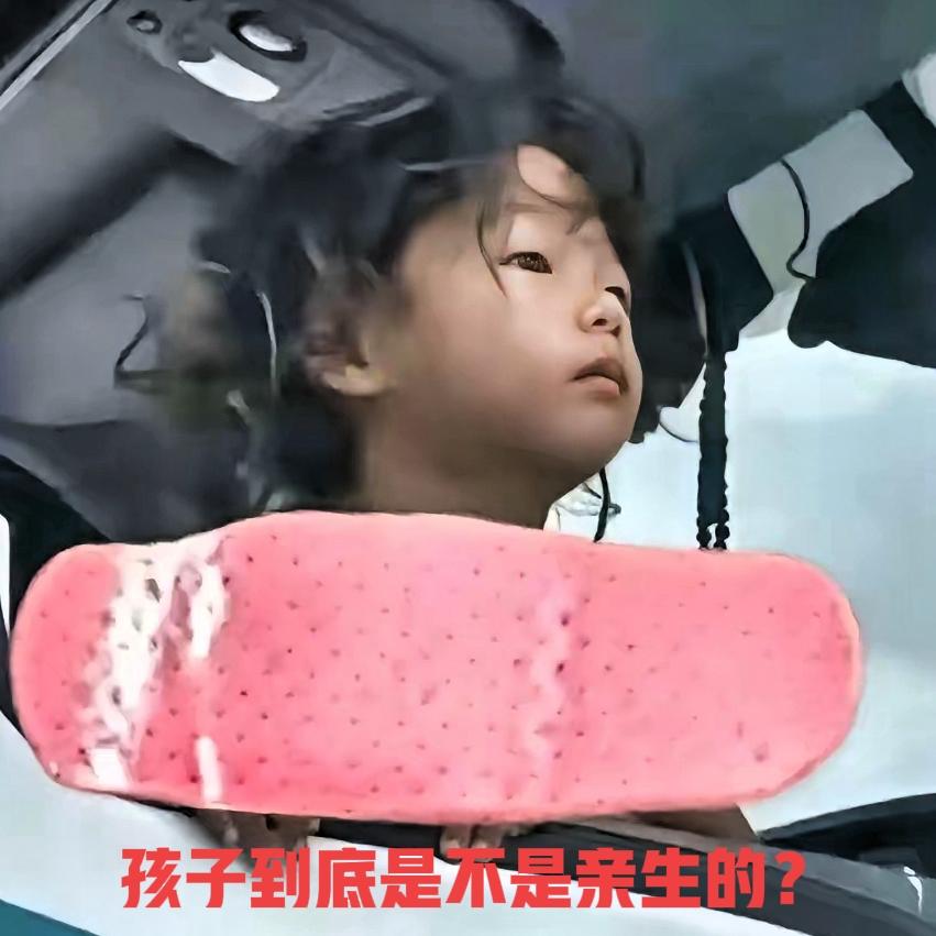 那个小孩其实很帅眼神中充满坚毅目前看脊椎可能已经弯曲了，不过只要能够及时接受