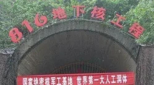 1966年2月，毛主席单独召见周总理。会谈时，主席突然靠近总理，压低声音说道：“