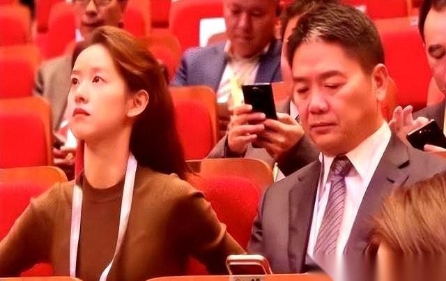 就那种眼神。我见过。那种一个婚姻走到头了的眼神。想去拉一把，手悬在半空，人已