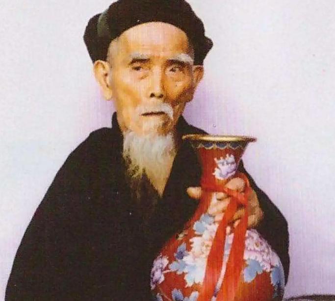 “中国长寿之王”龚来发，一生没有结婚，活到了133岁，令人意外的是，他却有一个大