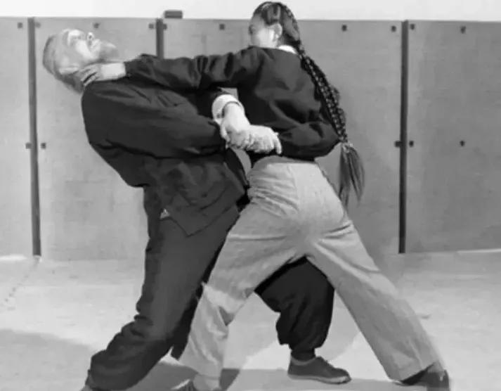 🌞1968年，80岁的武僧宋九庵遇见了18岁的流浪姑娘宋莲萍，当时宋莲萍已