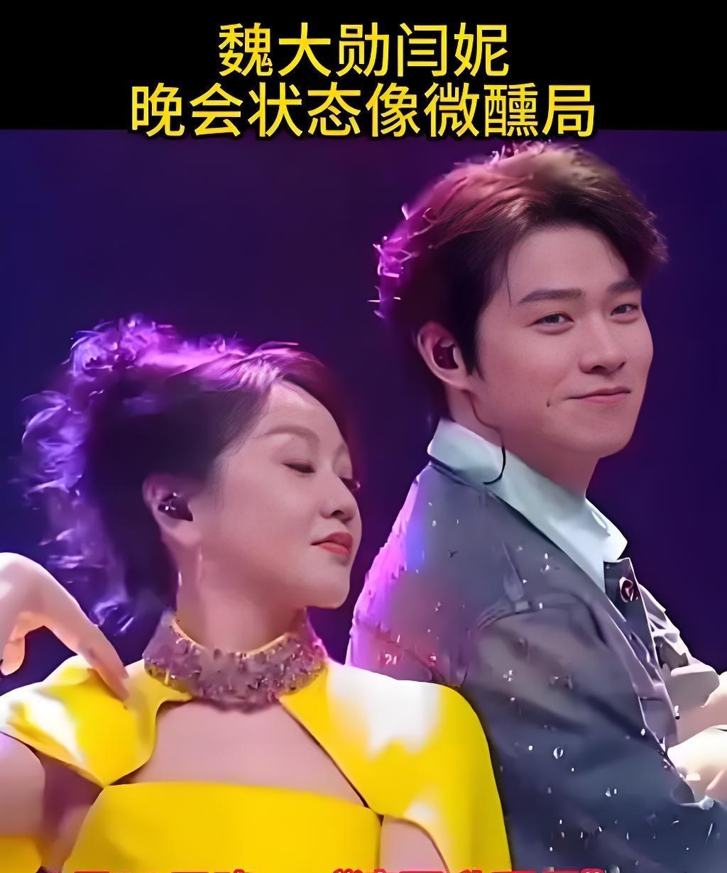 在某活动现场，闫妮一如既往带着那股独特的“微醺”气质，步伐略显随意，笑容带着几分