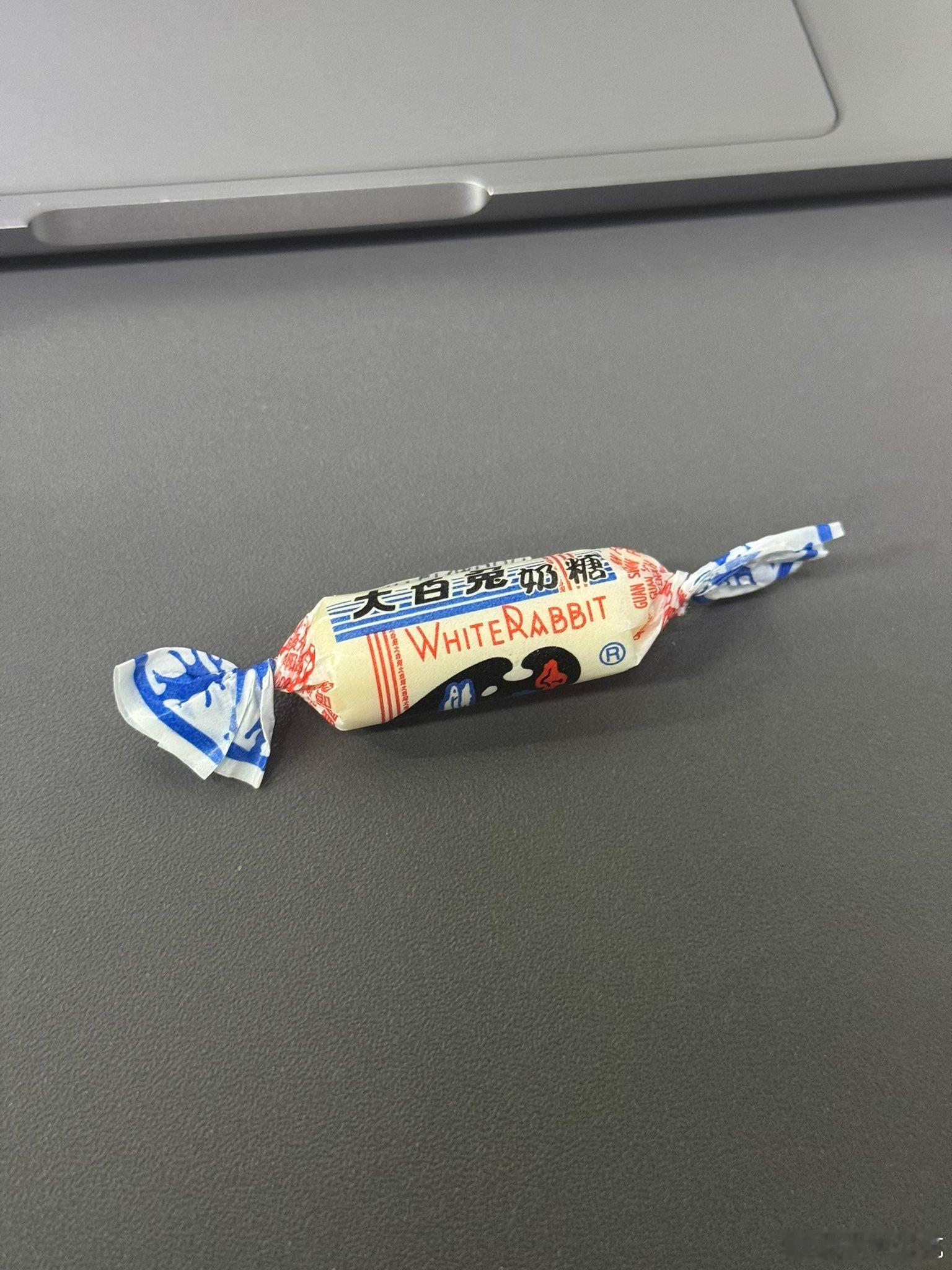 外网爆火的大白兔奶糖包装✨海外网友直呼堪称平面设计神作……