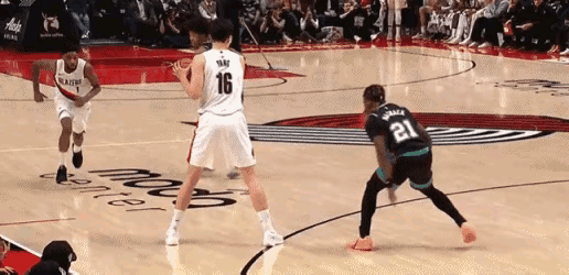 杨瀚森胯下击地传球相当写意，韦斯利的回头望月式回传恰到好处，小杨顺下右手挑投得分