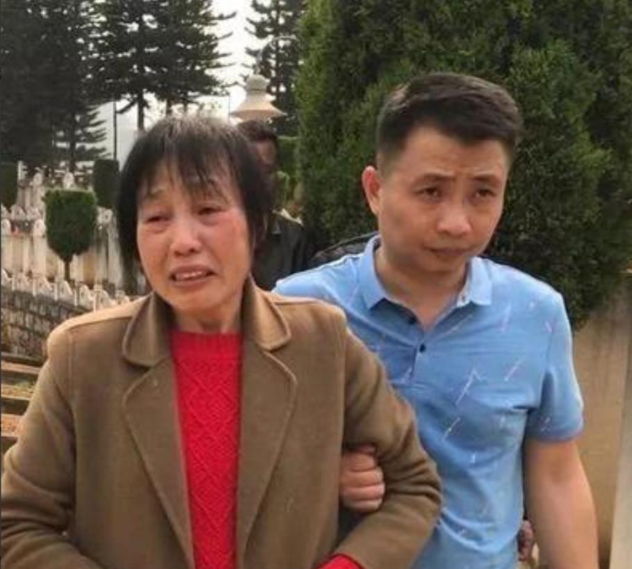 1984年，一战士壮烈牺牲，其新婚20天的妻子拒绝改嫁，坚持生下腹中遗子。35年