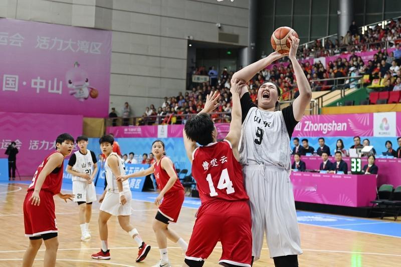 张子宇全场一分钟都没上场！张子宇就一个优点，身高优势极为明显，明显到一招鲜吃遍天